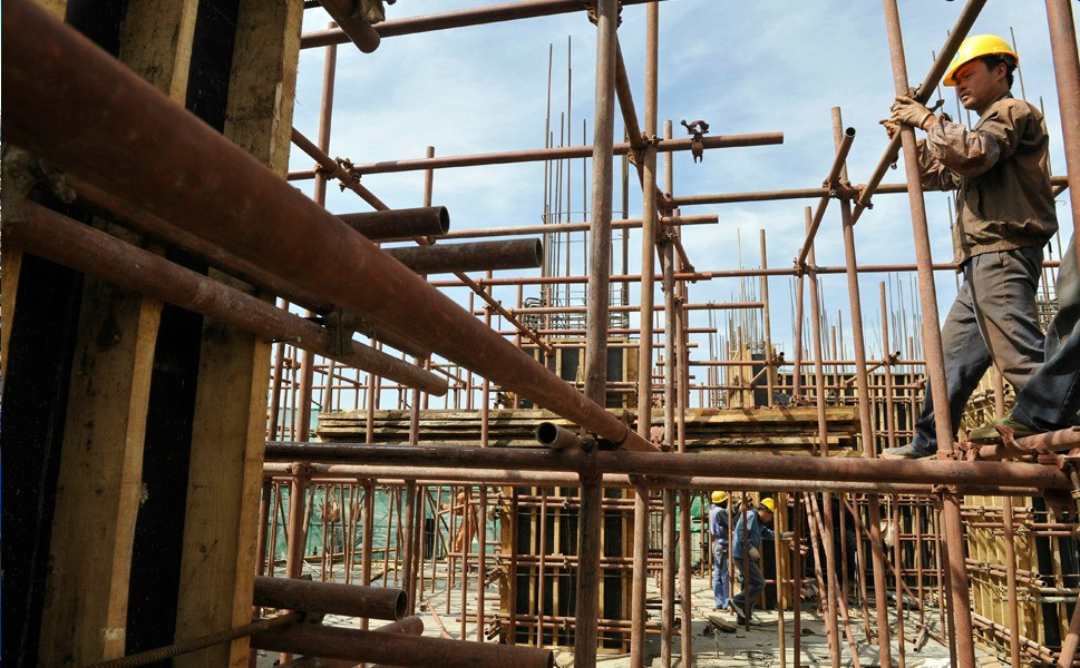 Chinese worker erecting scaffolding on site (foreignpolicy.com)