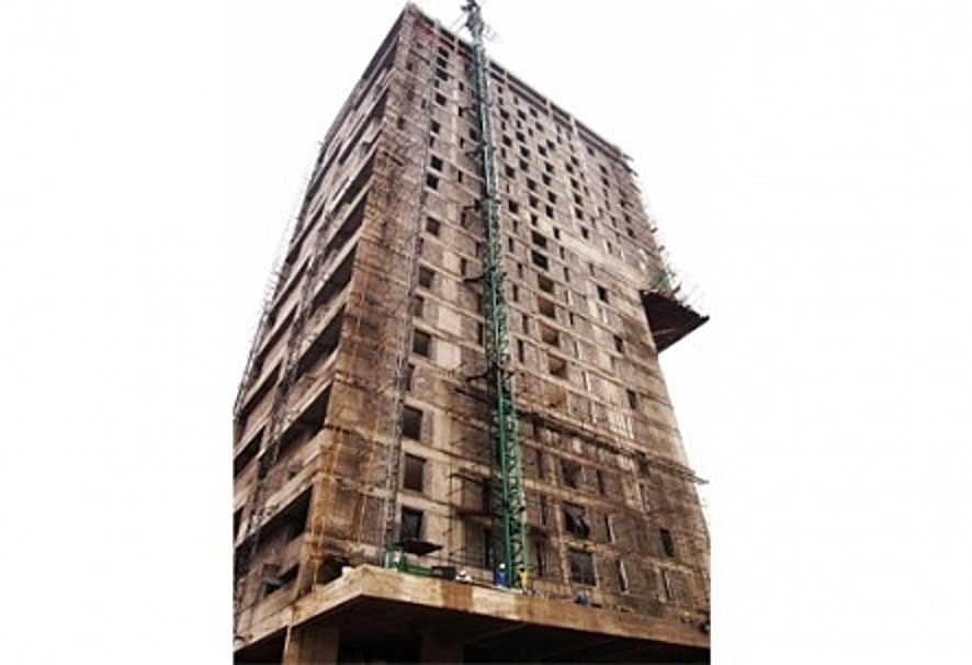 Side view of 30 storey Alto Tower during construction (livinspaces.net)