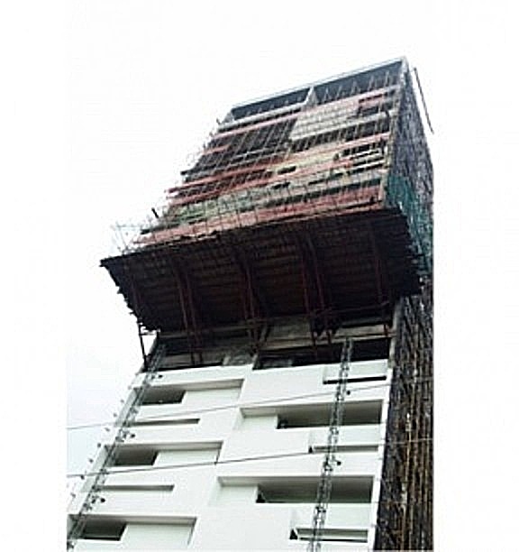Ongoing construction of 30 storey Alto Tower showing close-up of cantilever structure (livinspaces.net)