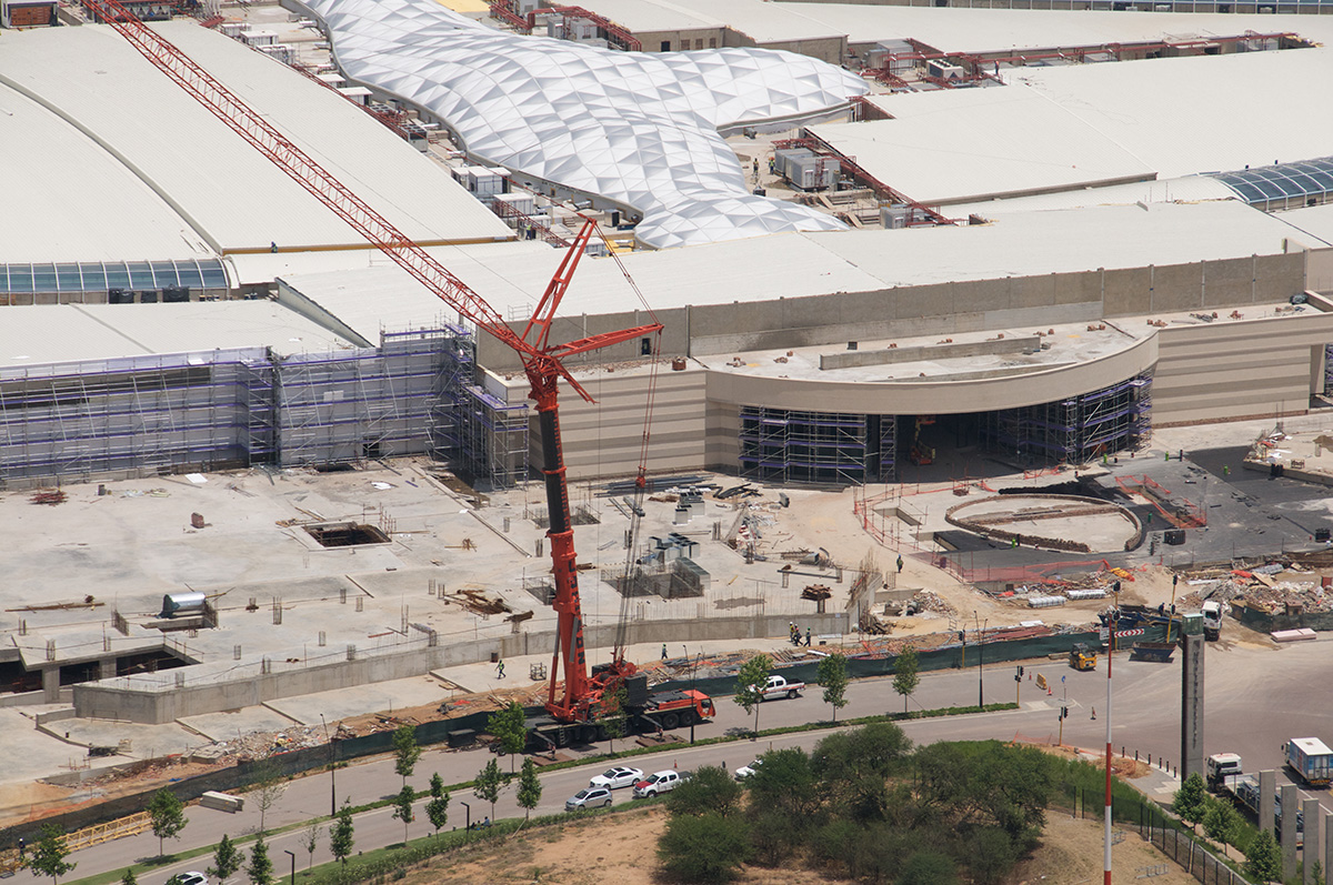 Mall entrance under construction and facade installation on car park structure in progress (businesstech.co.za)