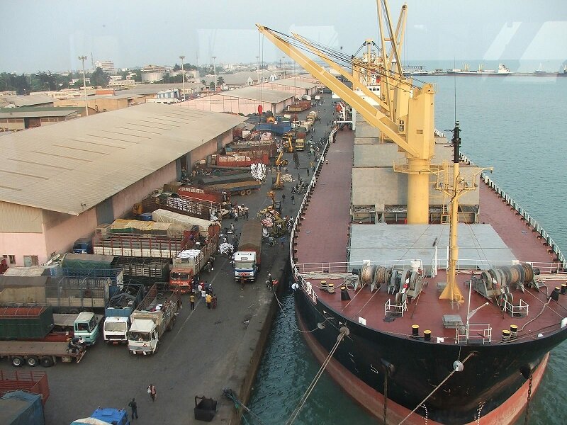 Cargo Handling in Port of Cotonou (SteKrueBe | Wikimedia Commons)