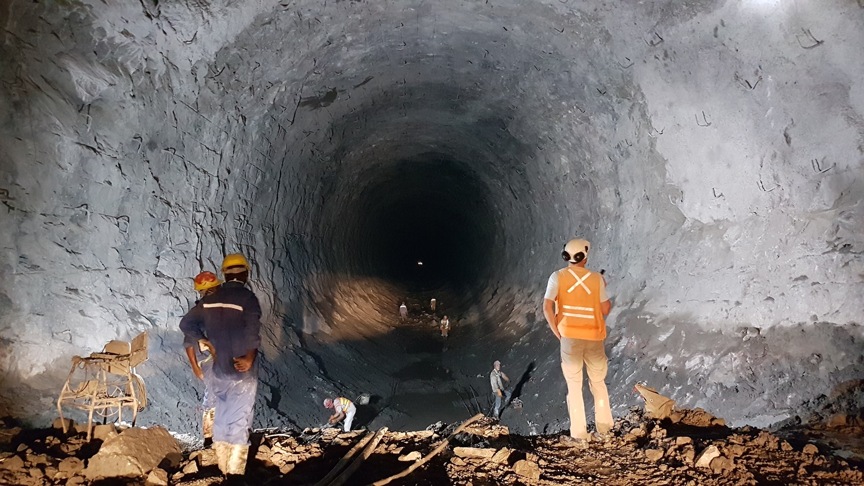 Inspection of headrace tunnel lower bench excavation (norconsult.com)
