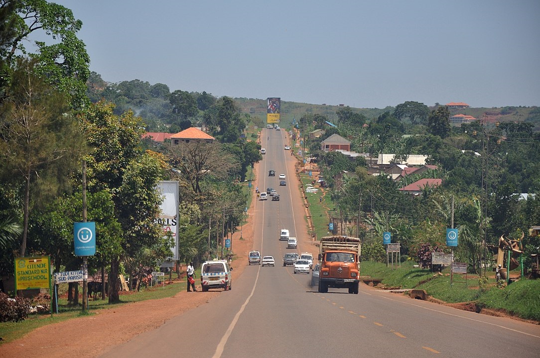 Old Kampala - Entebbe road (Simisa | Wikimedia Commons)