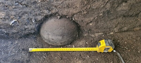 Pot that emerged from the profile of a square under excavation
