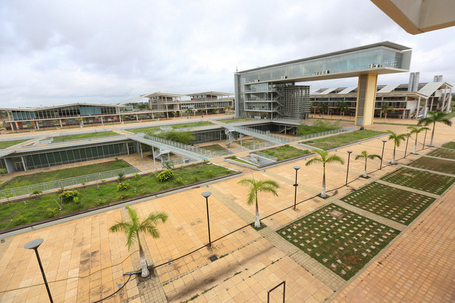 The UAN Campus showing vegetation and the Central Library, the tallest building on the campus (uan.ao)