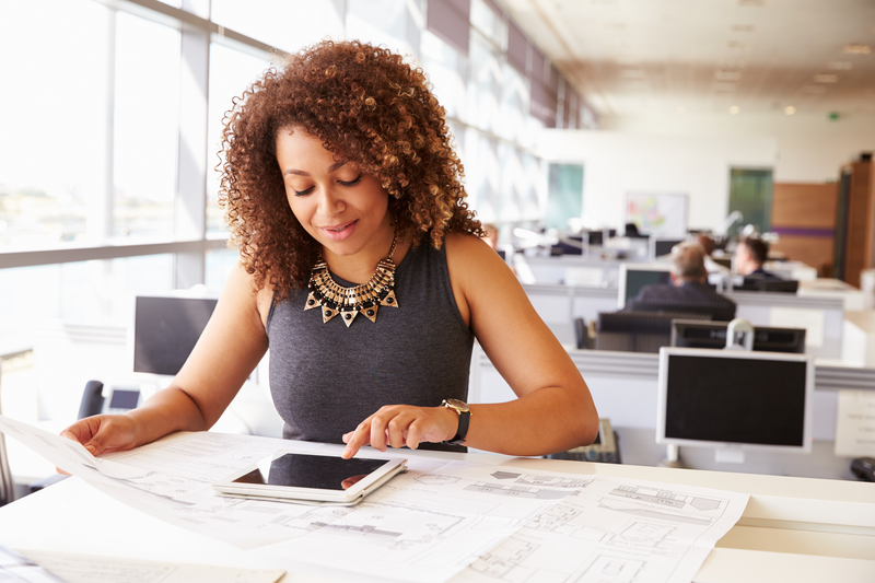 Architect using her iPad on a construction project (59934294 | Dreamstime)