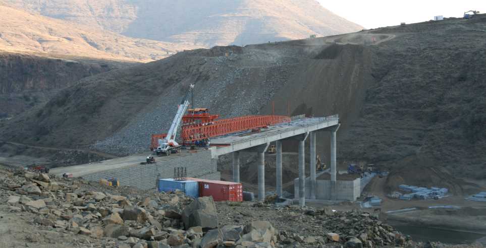 Construction of Mohlapiso Bridge over the Senqu River (Source: Aurecon)